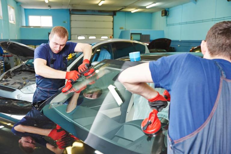 Remplacement de vitrage auto à Épouville, conseils d'expert